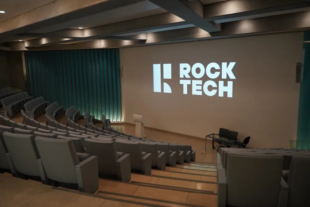 Conference room fitted with presentation screens and AV by Rock-Tech